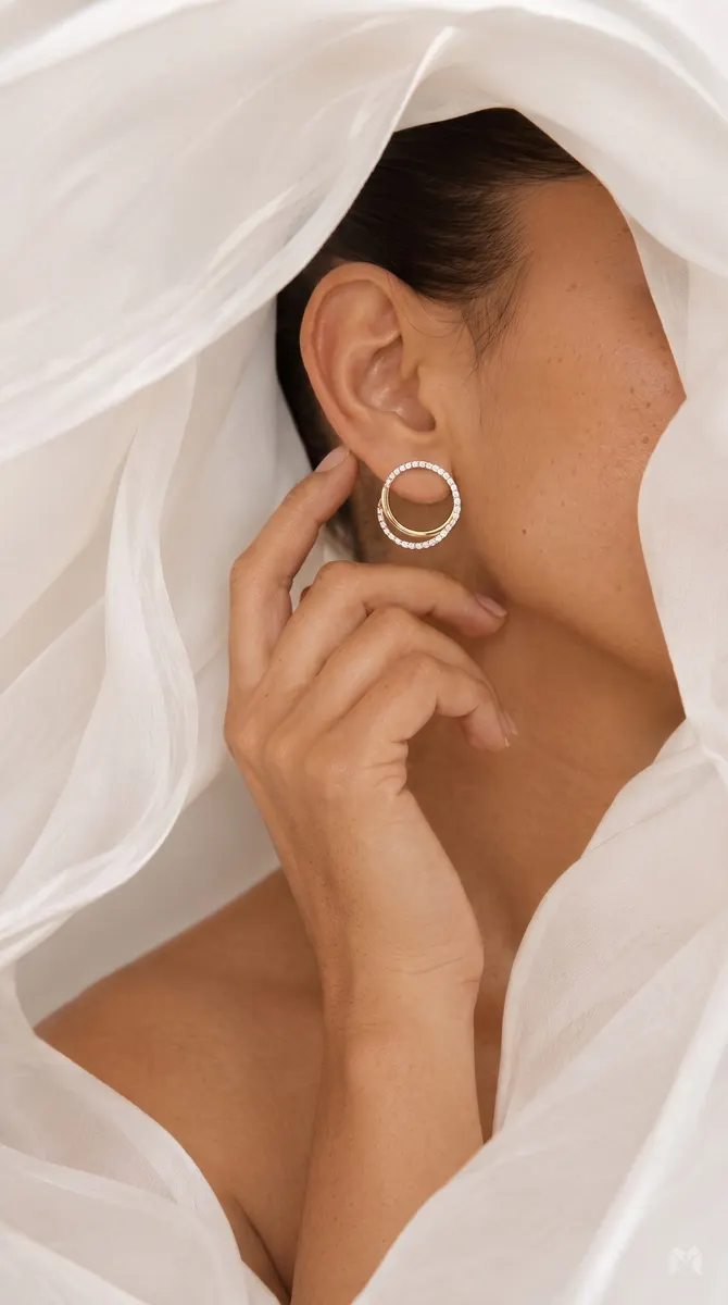از عکس اول به عنوان رفرنس اصلی استفاده کن و هویت شخص، چهره، فرم صورت، سن، رنگ پو